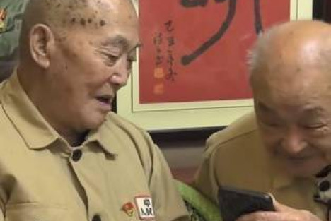 致敬英雄！两位抗美援朝老战士70年后相见，他们还有一个未了心愿