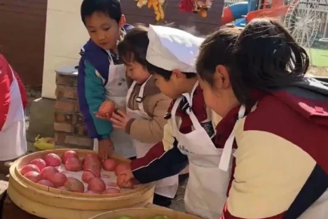 不折腾家长的徐州幼儿园，手工课居然教孩子炒菜做饭