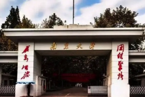 陈先义：为拒穿西式学位服的清华教授和摒弃洋指标的三所大学击节叫好！