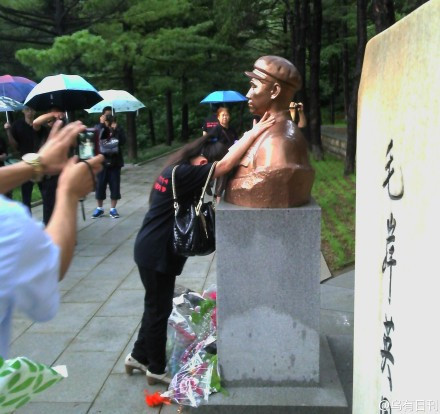 红色网友赴朝祭奠志愿军烈士 场面令人动容(图)