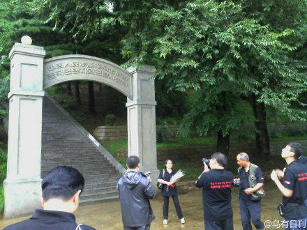 红色网友赴朝祭奠志愿军烈士 场面令人动容(图)