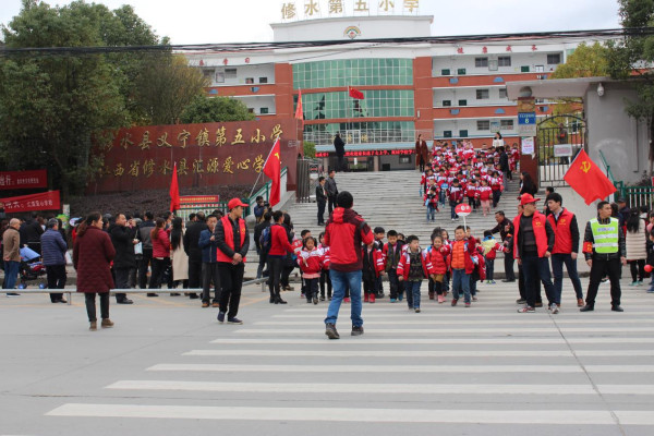 修水县委办开展学雷锋志愿服务主题党日活动