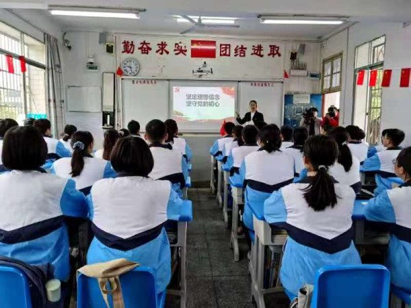 中小学生红色文化简明读本在永州市发行