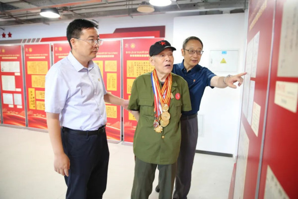 雷锋讲堂 | 弘扬雷锋精神，终身为人民服务